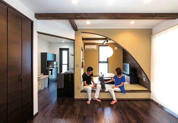 LDKにある4.5畳の畳スペースはくつろぎの空間。ムクの床は気持ち良く、ピノくんも元気に走りまわっている