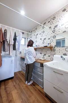 広めの洗面脱衣室に、作業台にもなる棚を造作