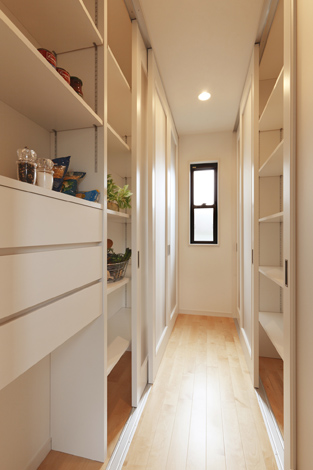 小野田産業～designers house project～【デザイン住宅、収納力、スキップフロア】すべてを収納できる大容量のパントリー兼収納スペース