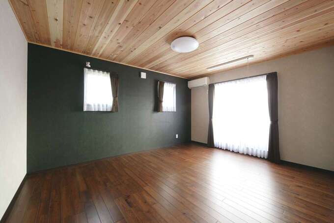 スギの天井が快眠をいざなう寝室