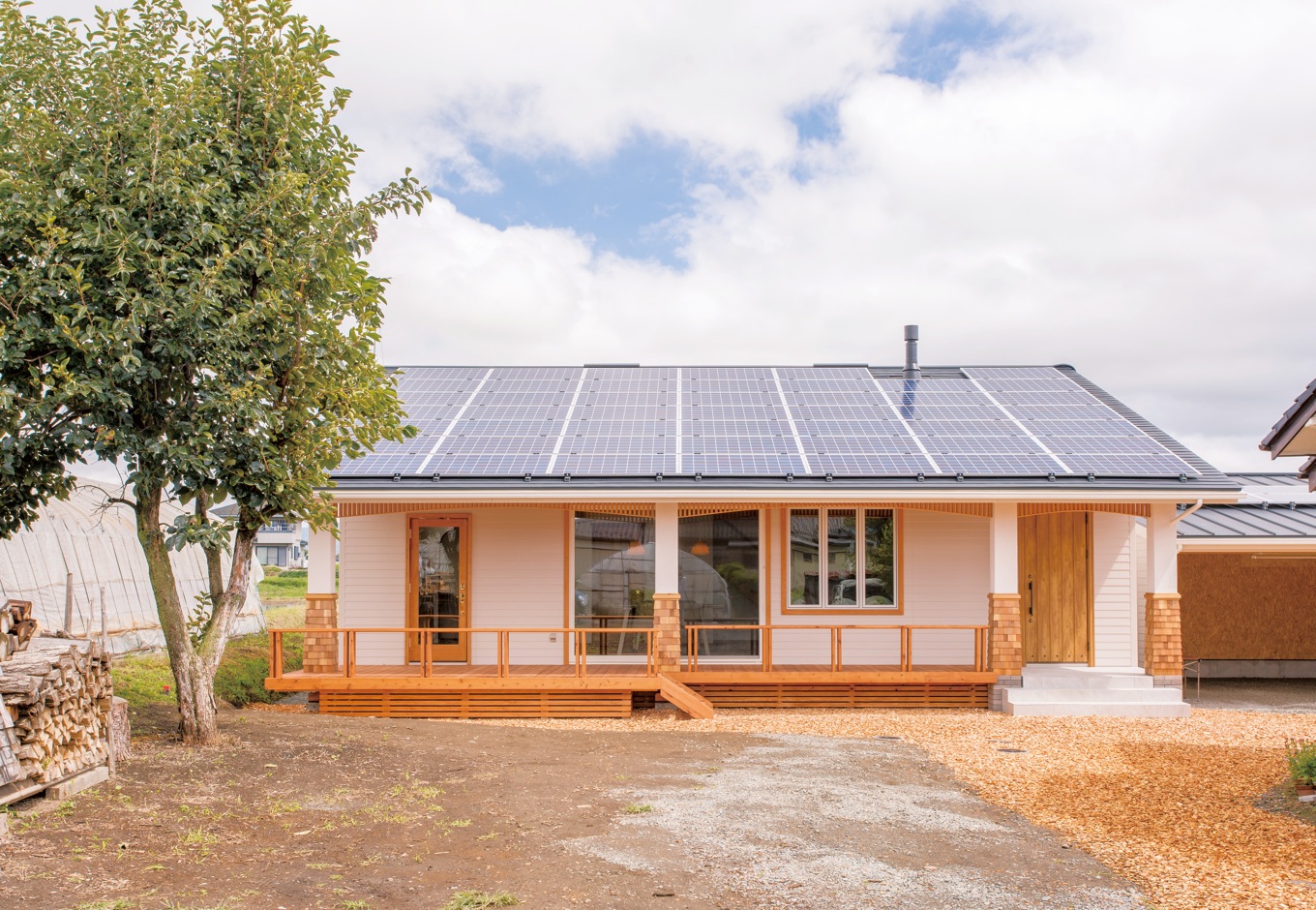 片桐建設【デザイン住宅、子育て、輸入住宅】一見では、平屋にも見える。南側の開口を大きくしたことで、家の中全体に光と風が行き渡るようにした