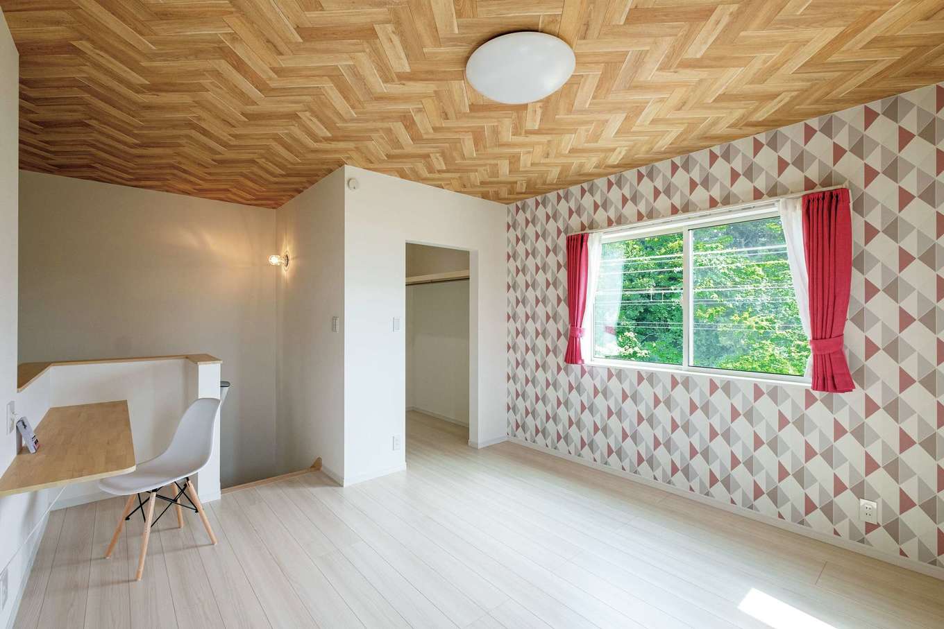 工藤建設【デザイン住宅、趣味、間取り】犬の毛が衣服に付かないよう、クローゼットは2階に