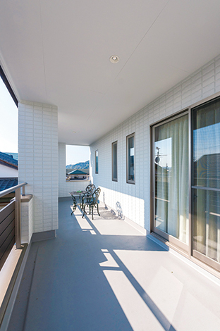 娘夫婦の寝室もソファを置き、ミニリビングのような空間に。広いバルコニーは憩いのスペース。夏には市内の花火大会も見えそう