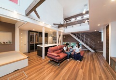 玄関を入るとすぐにリビングの大空間が広がり、ゲストの誰もが歓声を