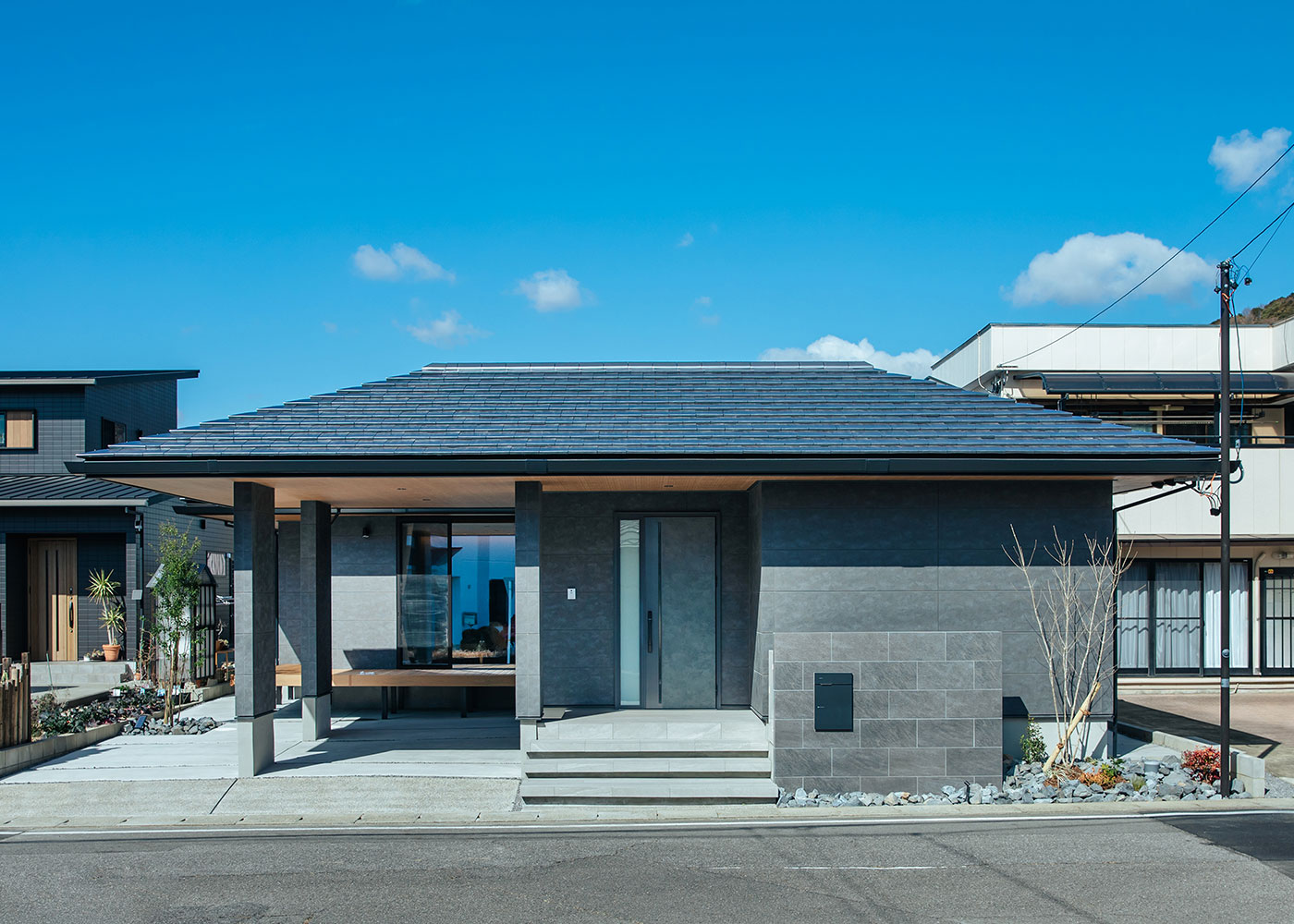 アイ工務店 愛知【デザイン住宅、間取り、平屋】メンテナンスコストを考えて屋根は瓦、外壁は塗り壁のような風合いのサイディングに。5.16kWの太陽光発電を搭載し、日中の電力を自給自足している