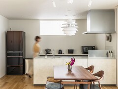 リビングを一望できるのがキッチン。
存在感のある真っ白なフルフラットキッチンは、奥様のこだわりです。
落ち着きのあるインテリアと合わせ、上品な空間に