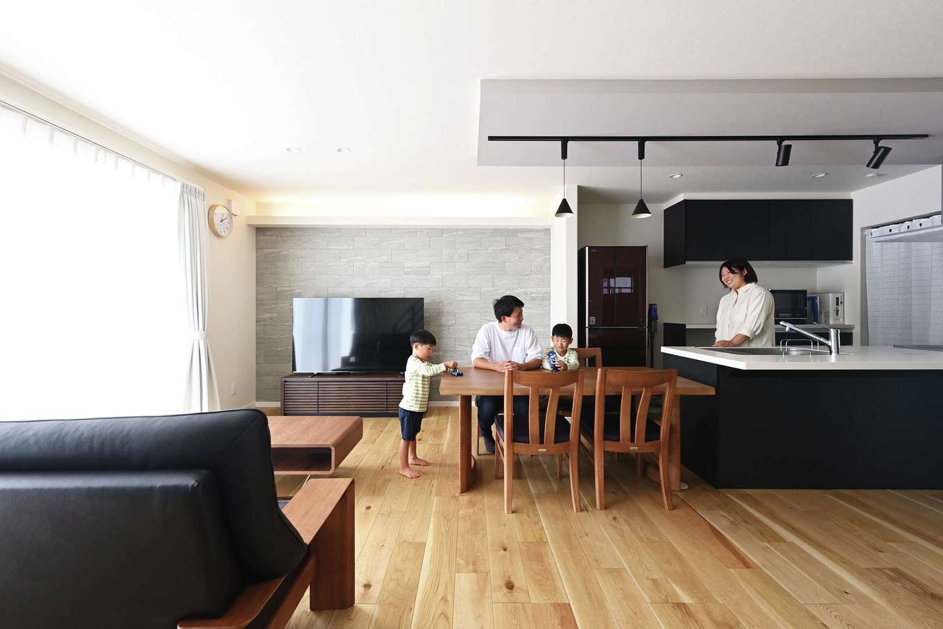 Yamaguchi Design 掛川店（アイフルホーム 掛川店）【デザイン住宅、子育て、間取り】掃き出し窓と吹き抜けの高窓が明るさをもたらすリビングダイニング。床・壁・天井にはオリジナルの高性能パネルを採用し、高気密・高断熱を実現。冷暖房の効率も格段にアップし、年中快適で省エネ効果も高い