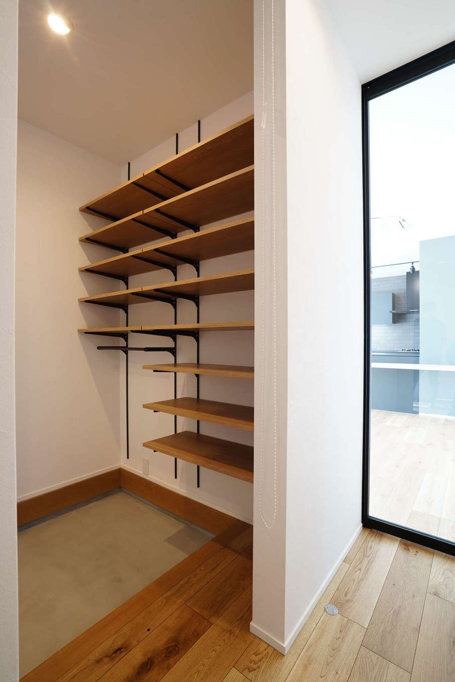 アールスタジオ【デザイン住宅、平屋、インテリア】リビングドアの手前に家族用玄関を設置