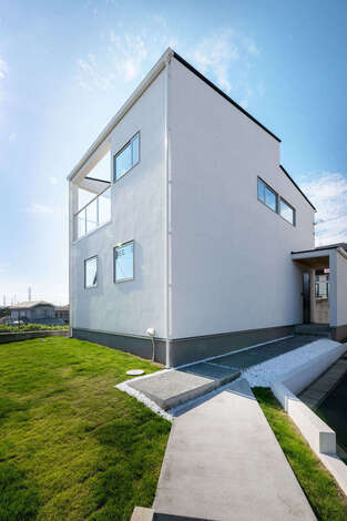 日本の省エネ基準を大きく上回る「R＋house」の住まい。全棟機密測定を行い、構造専門建築士による耐震性もチェックする徹底ぶりで、デザイン性、暮らしやすさ、機能性のすべてを実現