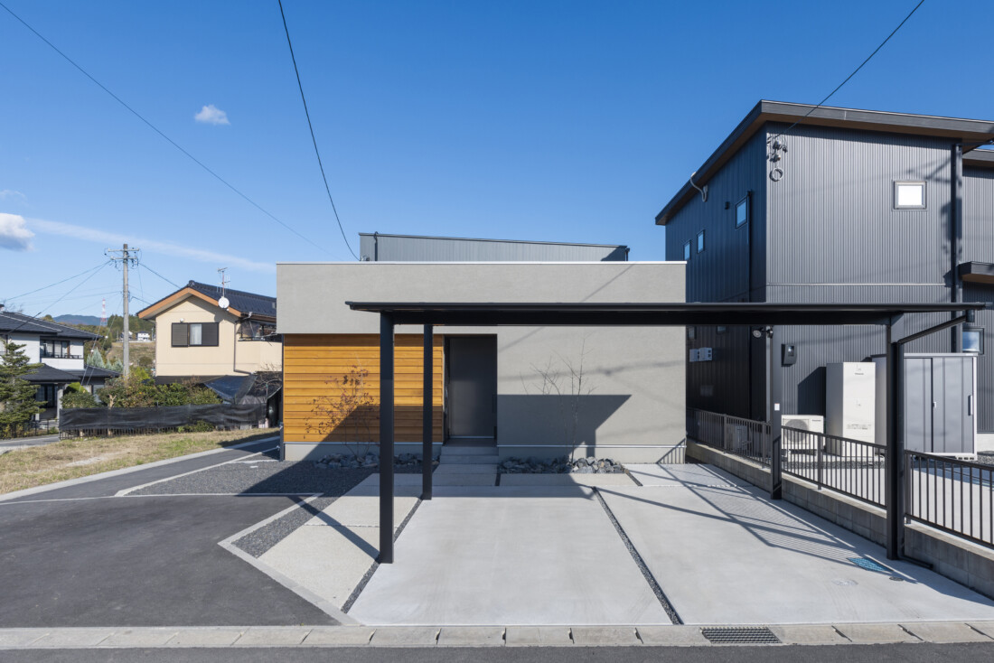 チェックハウス｜シンプルでモダンなデザインの住宅の外観。木とコンクリートの融合が美しい。