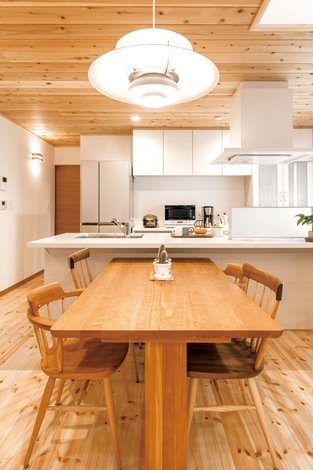 キッチンをアイランドにアレンジして、コ ストカットに成功