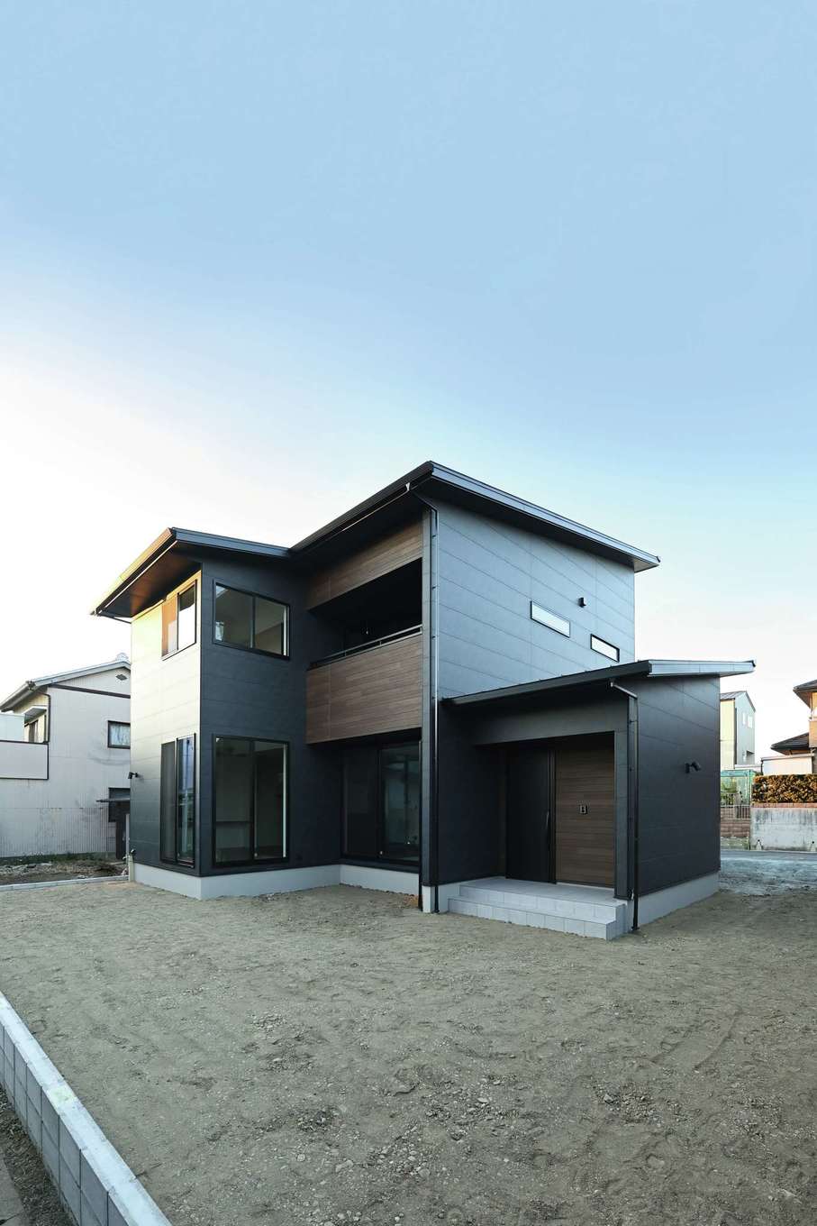 REIWA HOUSE（令和ハウス）【デザイン住宅、省エネ、間取り】ブラックと木目のサイディングが程よく調和したモダンな外観デザイン。7kWの太陽光発電を搭載