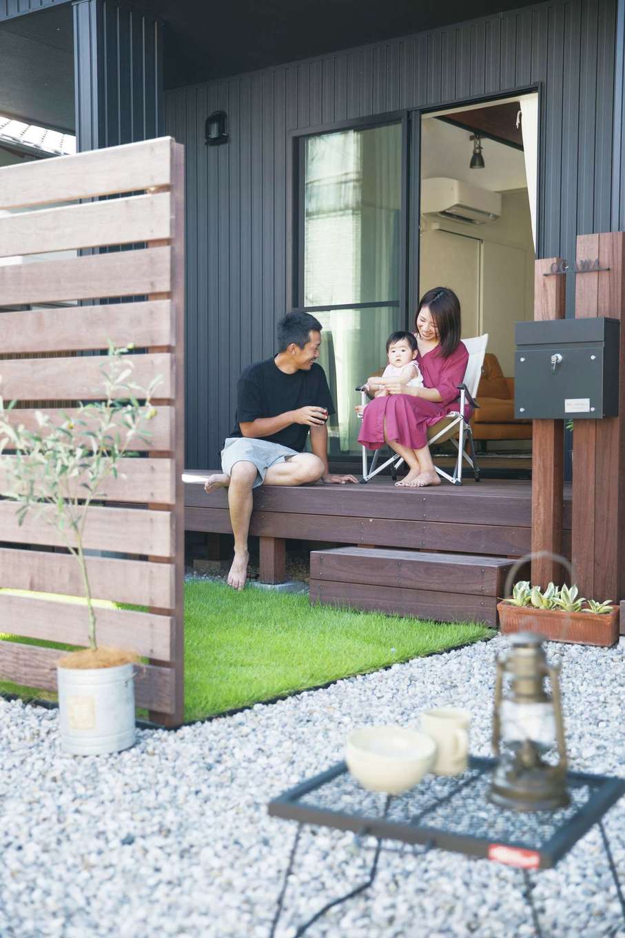Yamaguchi Design 【デザイン住宅、趣味、インテリア】ウッドデッキで、「おうちキャンプ」を満喫する夫妻。庭先にキャンプ用のイスやテーブルを置き、珈琲タイムをゆっくりと楽しむのがご主人の目下の楽しみ
