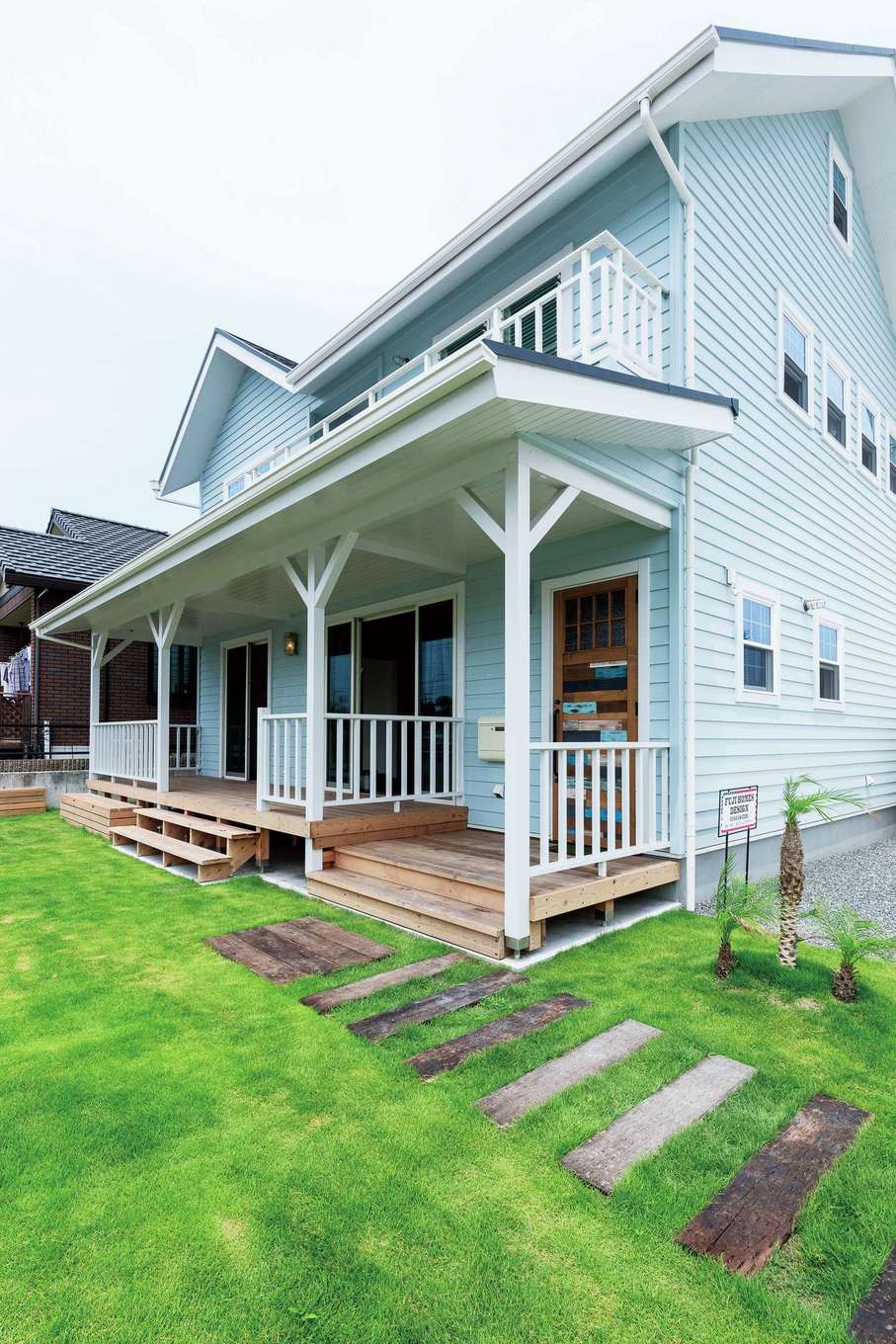 富士ホームズデザイン【デザイン住宅、建築家、インテリア】西海岸を想わせるオシャレなアメリカンハウス。カバードポーチは日差しや雨の影響を和らげ、屋外と室内を緩やかに結ぶ憩いの空間。2階ベランダにはインナーテラスを設け、洗濯物を干しても外から見えないように工夫