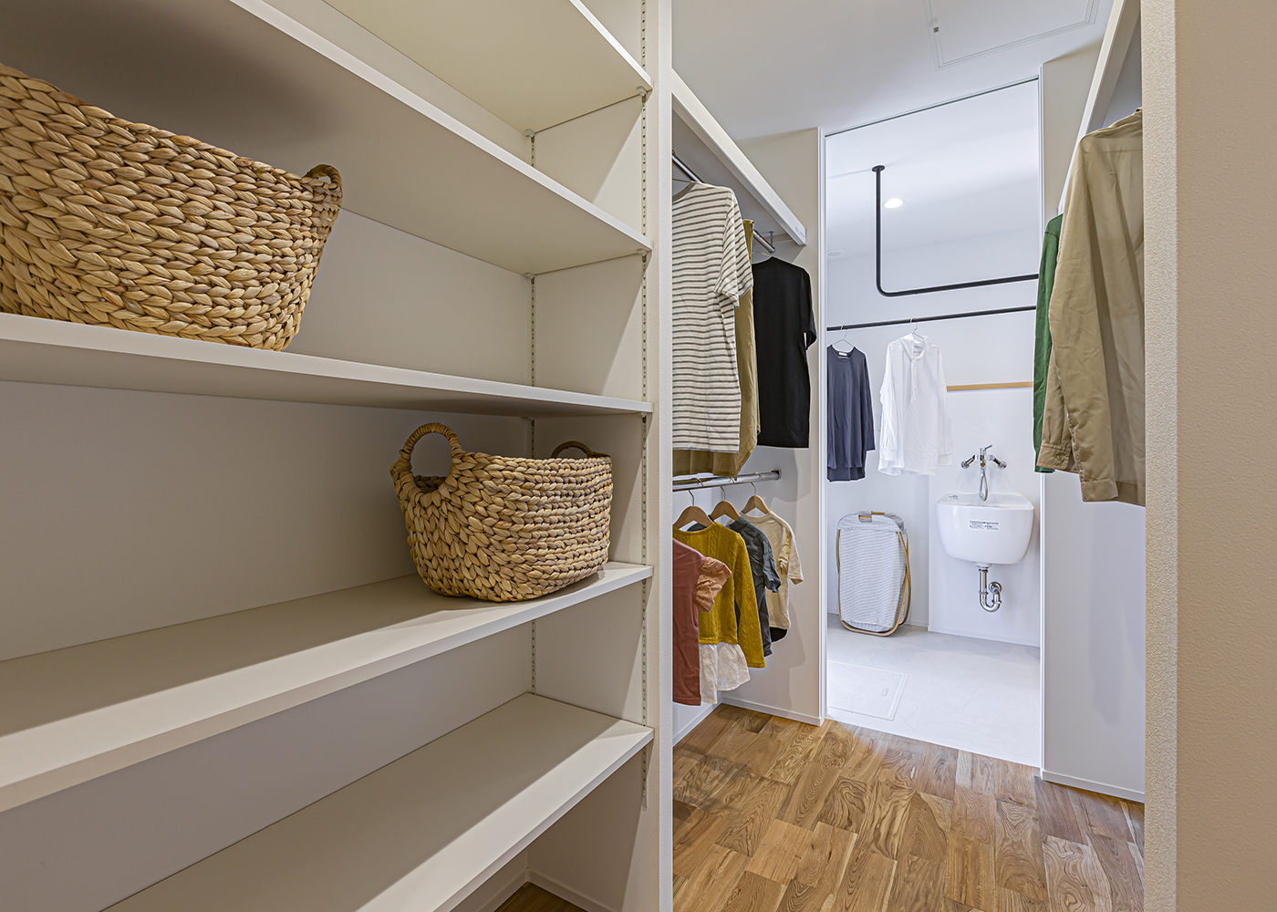 ARRCH アーチ【デザイン住宅、間取り、建築家】ランドリーにはファミリークロークが隣接しているため、乾いた洗濯物はハンガーのままさっと移動するだけ。家事の超時短を実現できる