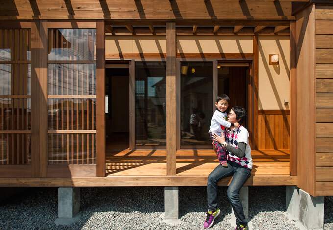 サンデッキから外に出て遊ぶこともできる。この開放感が気持のいい家を作っている