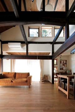 平屋とは思えない開放感あふれるリビングは、ヨーロッパの古い民家のような趣さえ感じる