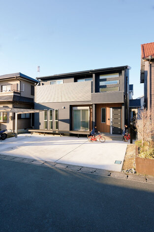 シンプルモダンのかっこいい外観。5kWの太陽光発電を搭載し、光熱費は毎月黒字