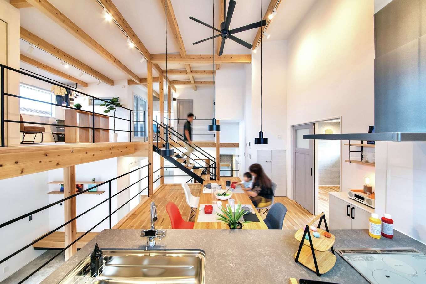 住たくeco工房【間取り、スキップフロア、ガレージ】二階建て・5層のスキップフロア構造により、キッチンから家全体を見渡せる。これほどの大空間でも、高い断熱・気密性能でエアコン1台で家中の温度が均一になる