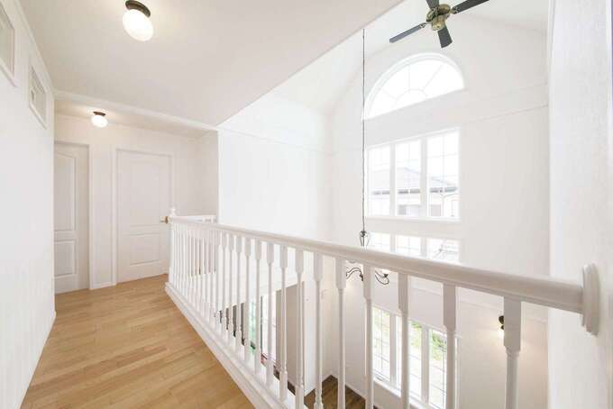 2階の通路は窓からの日差しをいっぱいに取り込む。オシャレなデザインの窓は気密性も高く、結露がないのも魅力