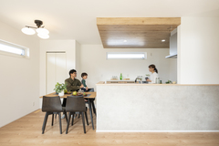 食器の配膳や片付けに便利な、横並びのダイニング・キッチンもこだわり。パントリーには玄関から洗面所経由でアクセスできるので、買い物帰りに食品を片付けるのもラクラク 