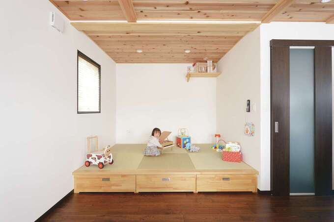 ゆったりとしたキッズコーナーは、キッチンからも見渡せるので安心。おもちゃを思いきり広げて遊べるし、畳なのでゴロゴロでき、イグサの香りや感触も心地いい。床下はおもちゃをしまえる引き出し付きなので、家の中が散らからない