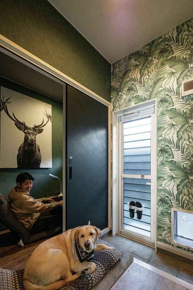 ご主人の書斎は掘りごたつ式で、おこもり感抜群。愛犬ロンくんのスペースには専用の出入口も用意された