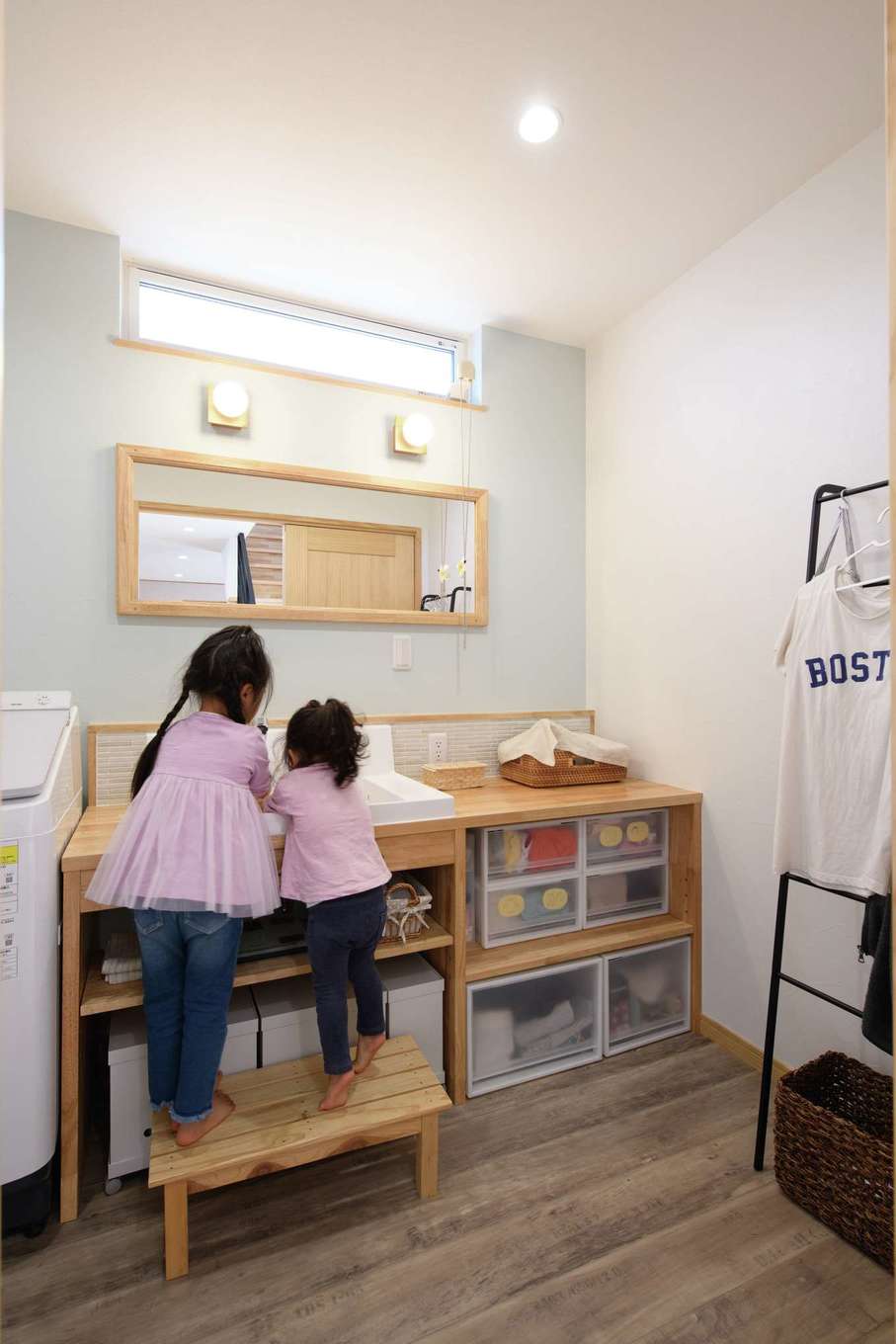 ソーラーホーム/OMソーラーの家【子育て、自然素材、省エネ】姉妹が仲良く並んで歯磨きや身支度ができる、広々とした造作洗面台