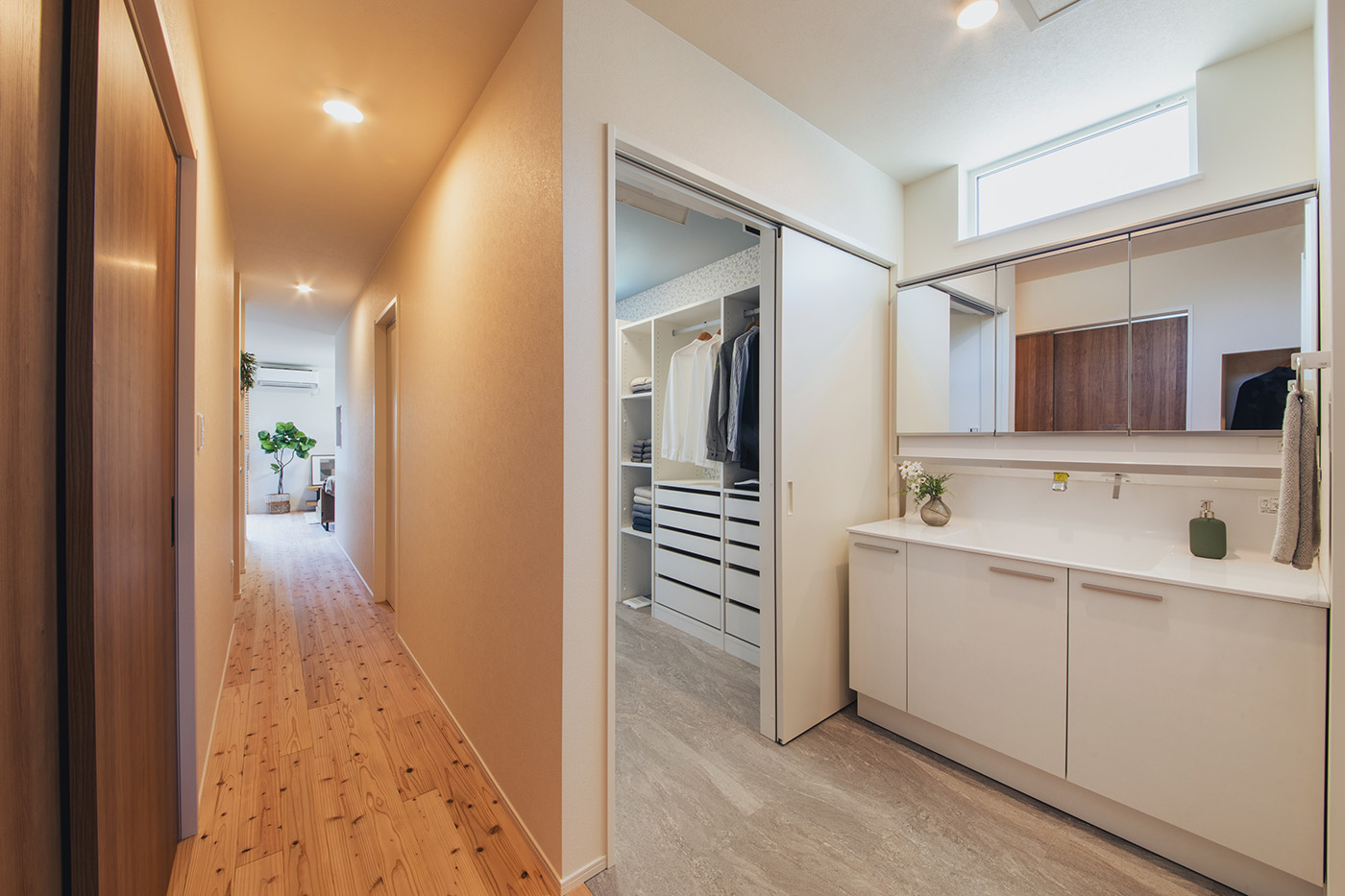 ユートピア建設【夫婦で暮らす、ペット、平屋】玄関ホールを入ると、トイレや洗面などが一直線に並ぶ。左側の引戸を開けると主寝室で、廊下を進むとLDKという間取り