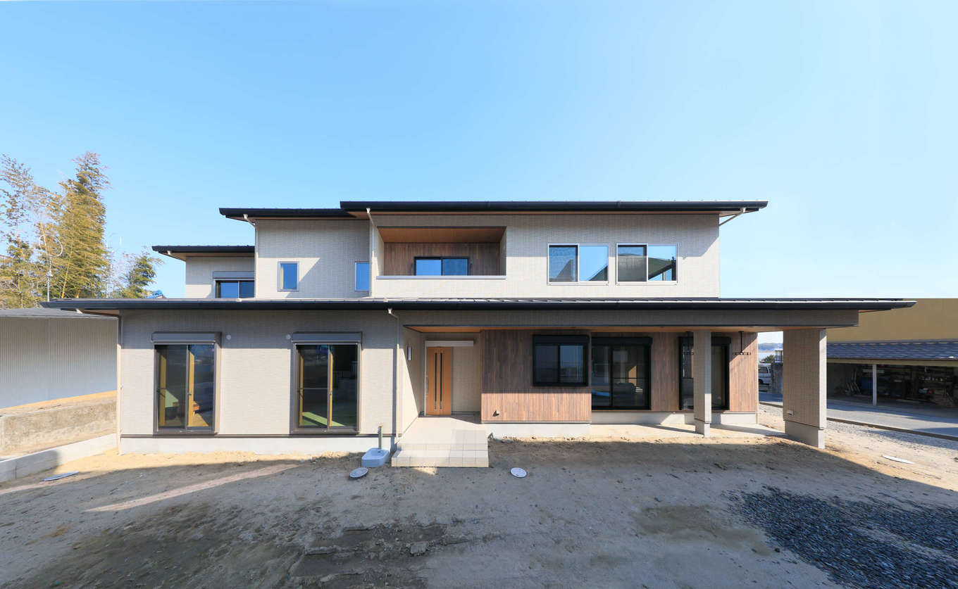 吉川住建【和風、二世帯住宅、自然素材】およそ19mのワイドスパンでゆったりとした佇まいをみせる外観。玄関も水回りもすべて別々の完全分離型二世帯住宅。タイルとサイディングで構成された外壁はメンテナンス負担も少ない