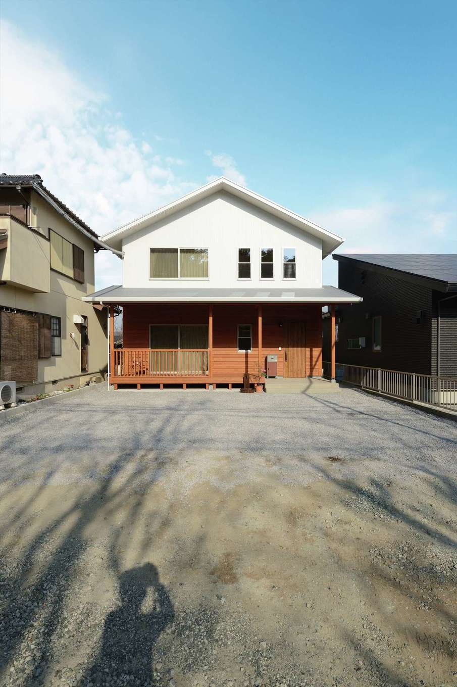 REIWA HOUSE（令和ハウス）【デザイン住宅、自然素材、省エネ】白いガルバリウムと無垢の杉板で構成されたモダンな外観デザイン。大容量のソーラーパネルは、外から見えないように配慮して設置されている。これからは、奥さまが庭でガーデニングを楽しんだり、ご主人が物置をつくったりする計画もあるそう