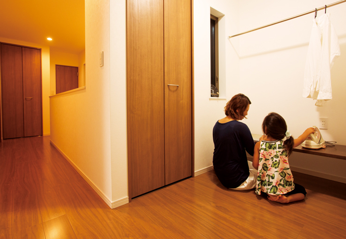 ミシンやアイロンがけ、洗濯物を部屋干しするためのユーティリティスペース。ベランダまでの動線もコンパクトで便利