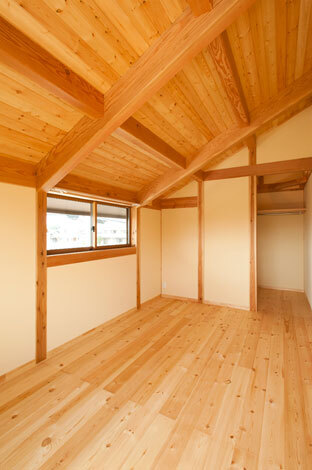 ウォークインクローゼット付きの寝室。木に囲まれてリラックス