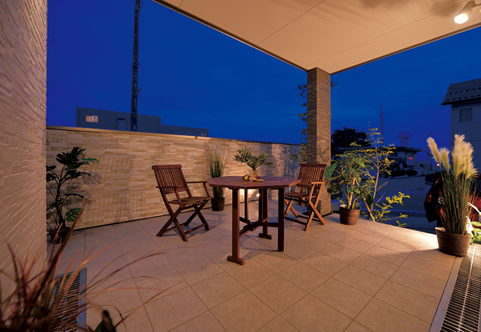 住宅工房 アリアンス【デザイン住宅、自然素材、間取り】家に居ながら毎日リゾート気分を楽しめるテラス席。奥さまは室内からこの空間を眺めるのが大好き。ライトアップもできて、多目的に活用している