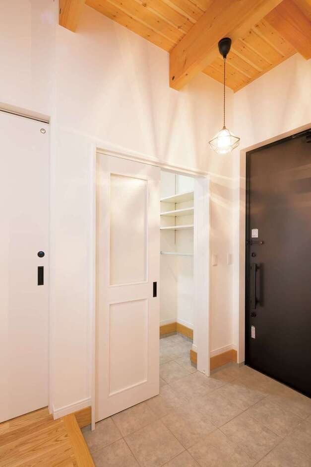 玄関の白い扉の先はシューズクローク。その奥には家族用の下足場があり洗面・浴室につながっているので、子どもがどろんこで帰ってきてもすぐにシャワーを浴びられる