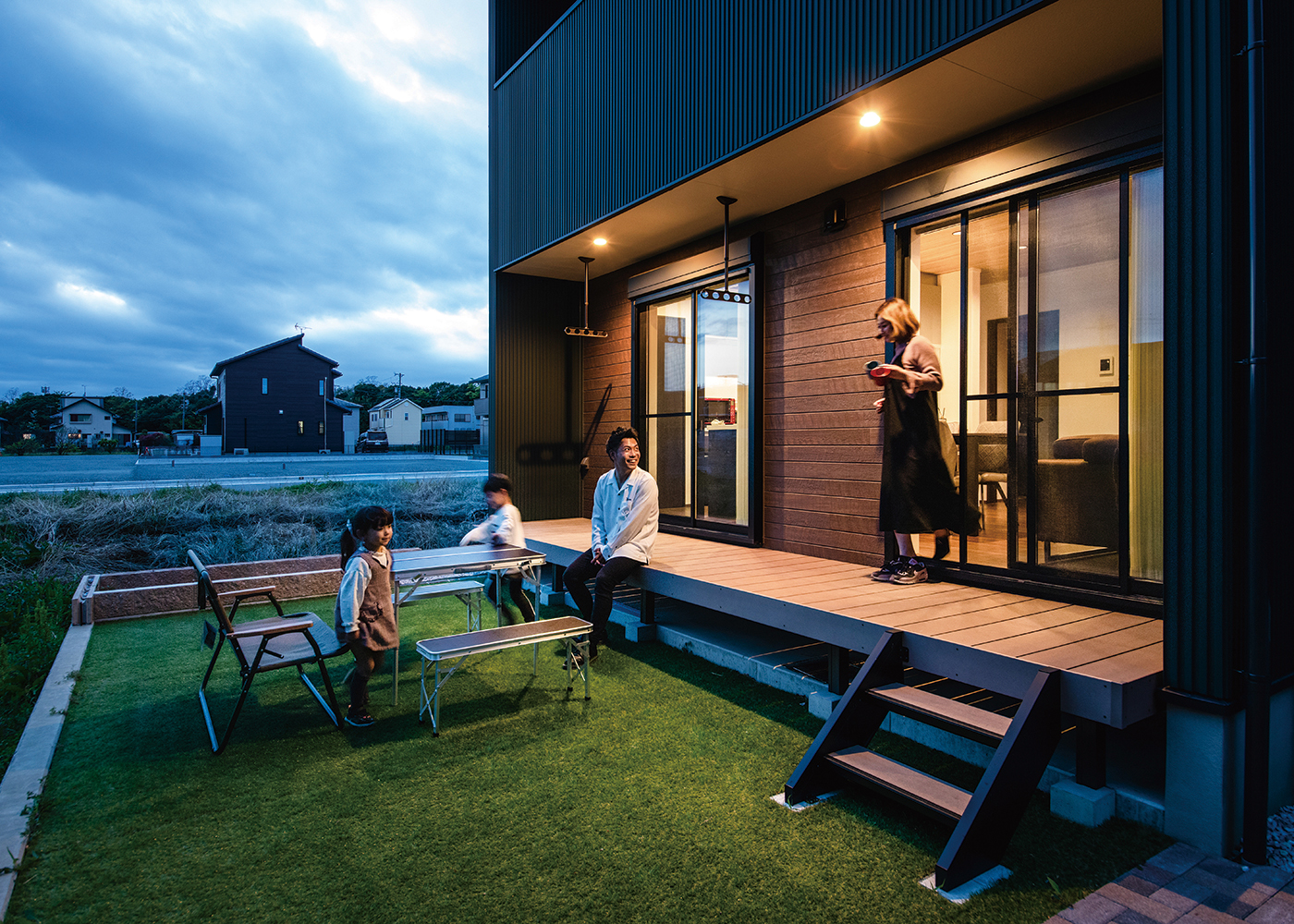 アイフルホーム焼津店 （三住建設）【デザイン住宅、子育て、スキップフロア】「お庭で食べると、ママの料理も一段と美味しくなるね！」と子どもたちのテンションも上がる