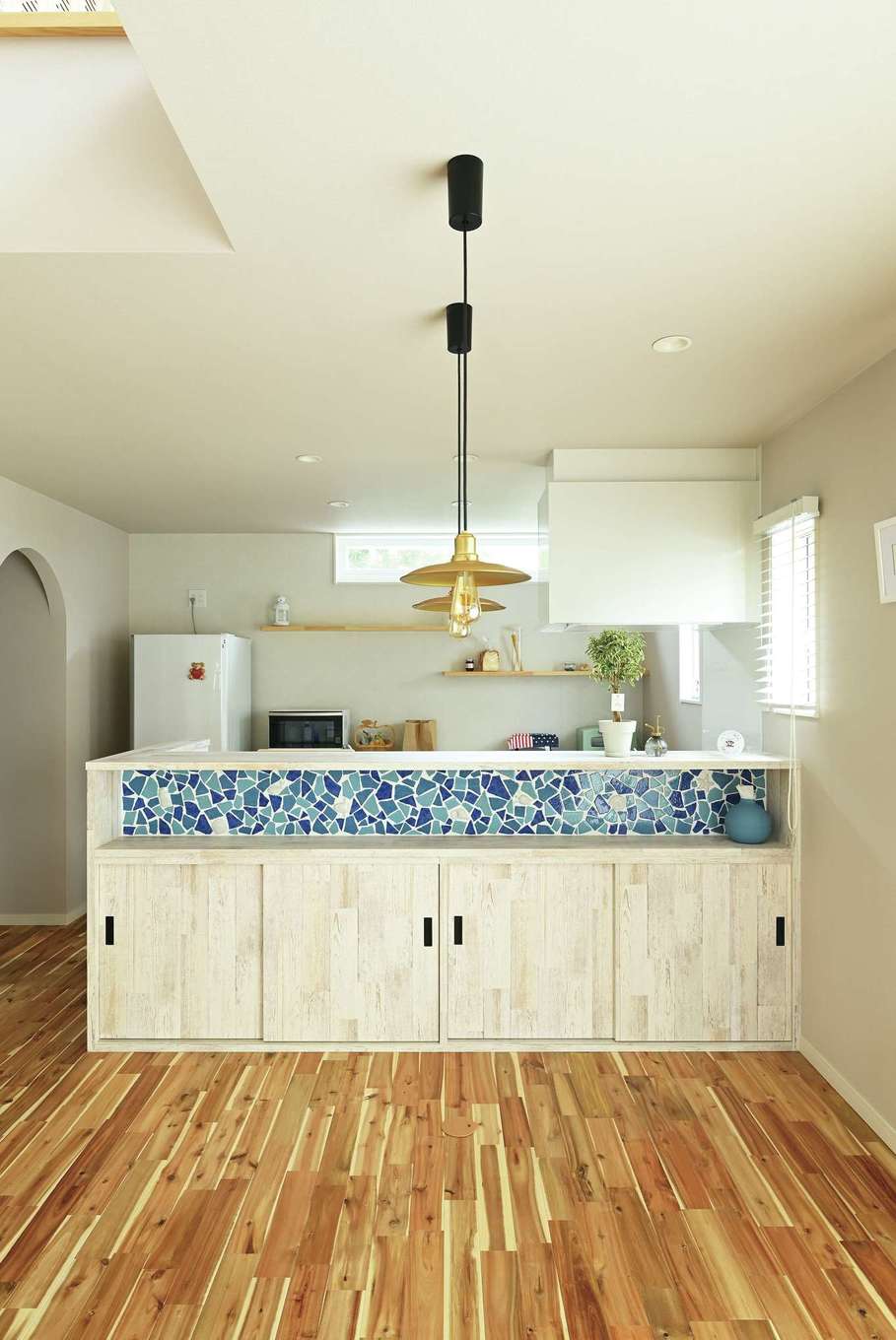 Yamaguchi Design 【デザイン住宅、子育て、自然素材】タイルをあしらったキッチンカウンター裏の収納。趣味のヴィンテージ雑貨を飾るのも楽しみに