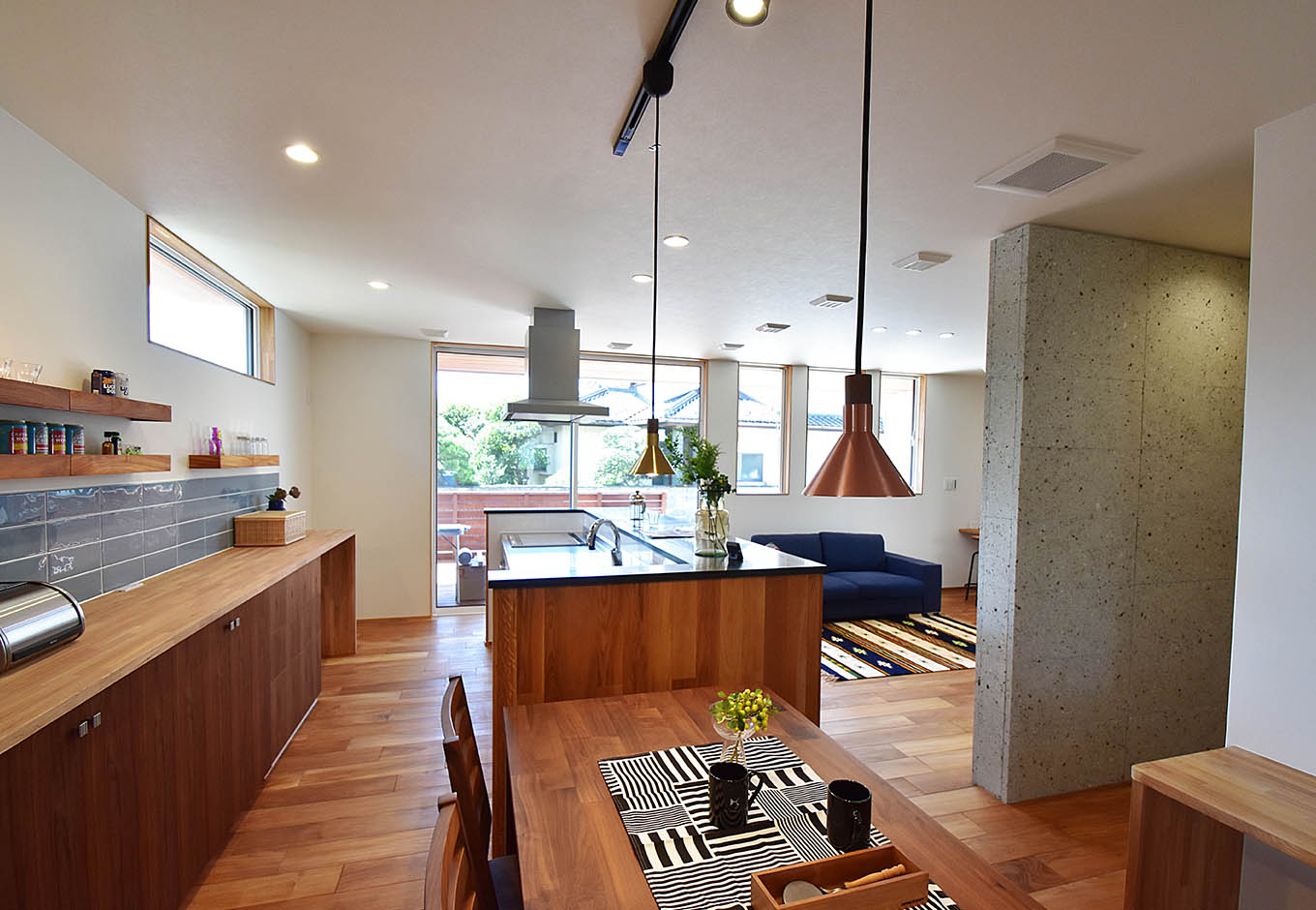 Techno Home Aizawa【デザイン住宅、趣味、インテリア】ご家族のプライバシーを守りながらも柔らかな光を感じられるキッチンダイニング