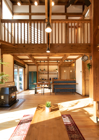 自然と家族がつながる、開放的な間取り