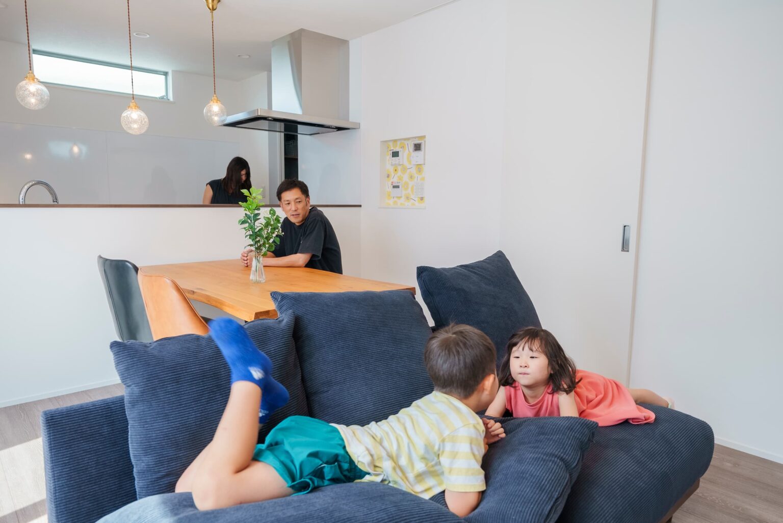 Touch House（タッチハウス）【子育て、間取り、平屋】リビングが全ての部屋の中心になるように間取りをプランニングして回遊性を持たせているのがY邸の特徴だ。間取り以外にもこだわりはたくさん。LDKの壁を真っ白にしているから、夜にはプロジェクターから映画を投影してホームシアターになる設計なのだとか