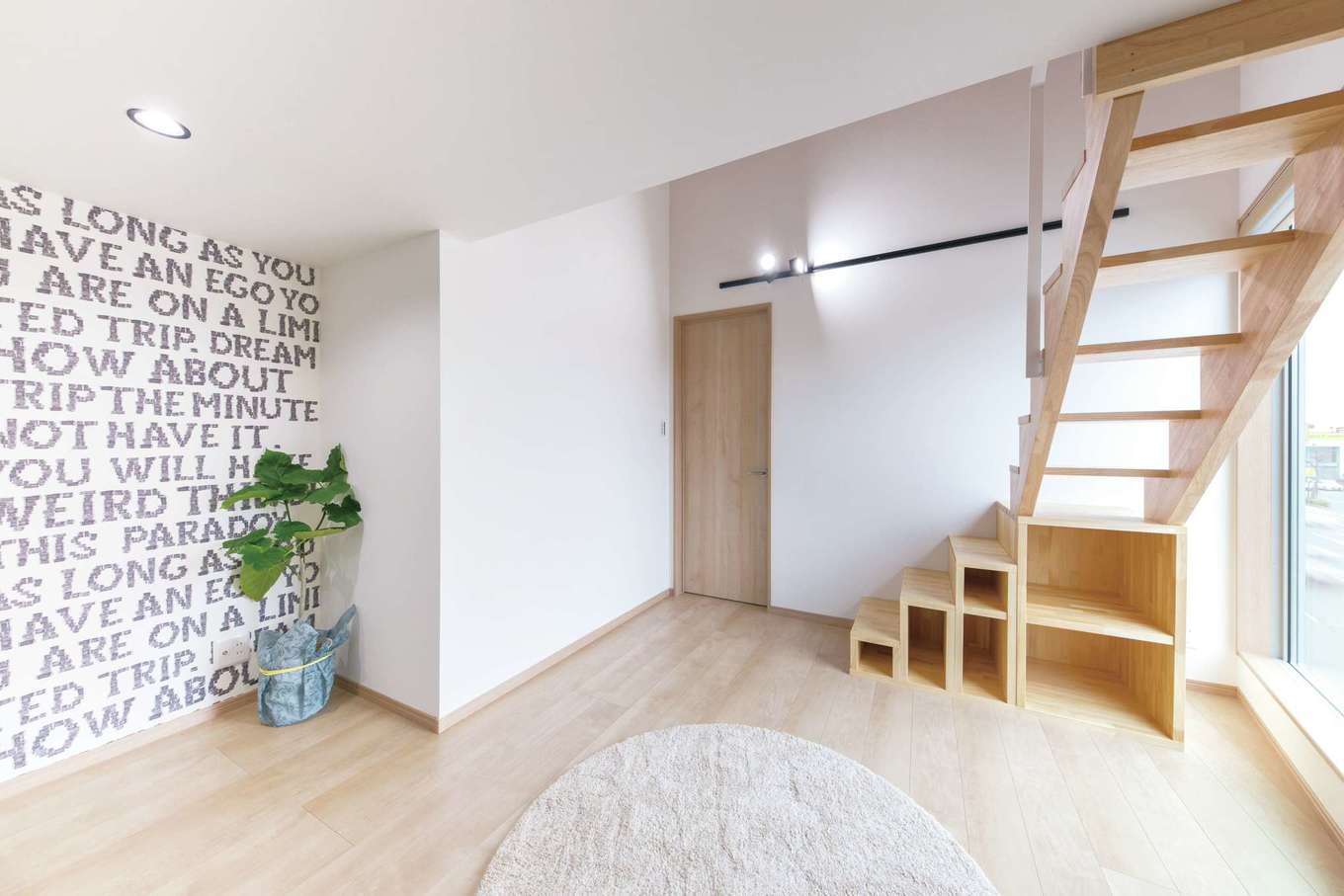 建築システム（狭小住宅専門店）【浜松市中央区助信町9-16・モデルハウス】ロフト付きの子ども部屋。上り下りがしやすい階段も収納に活用