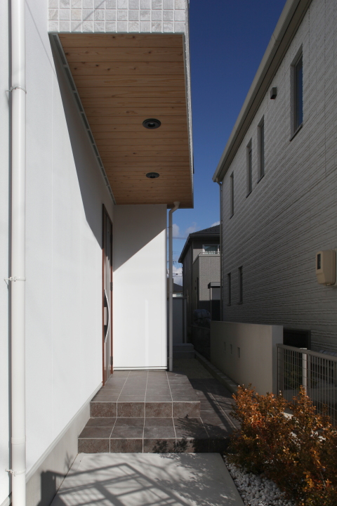 ソーラーホーム/OMソーラーの家【デザイン住宅、自然素材、省エネ】軒裏にも無垢材を使用しデザインアクセントに
