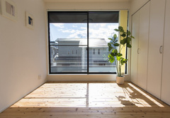 子ども部屋。広い窓が開放感を与え、明るい陽射しがいつでも部屋に差し込む