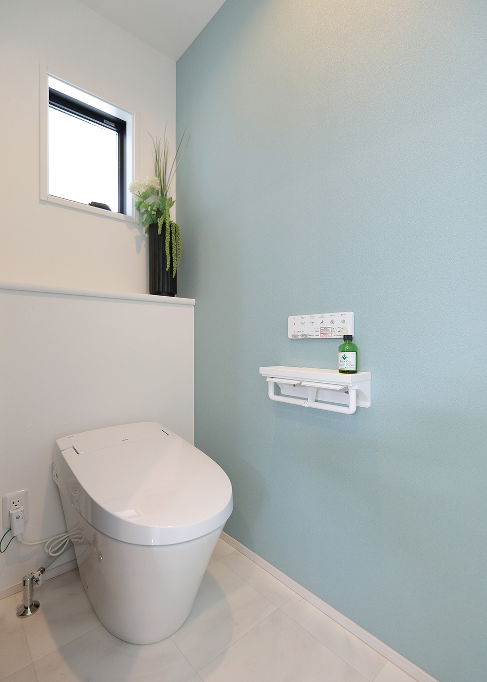 丸昇彦坂建設【デザイン住宅、収納力、間取り】トイレは白×水色のアクセントクロスでさわやかにコーディネート