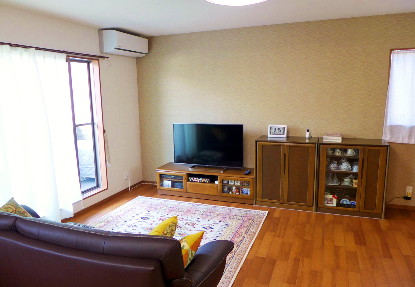 建築システム（狭小住宅専門店）【収納力、夫婦で暮らす、ガレージ】高気密高断熱にこだわったあたたかみのあるリビングは、ご夫婦でくつろげる空間