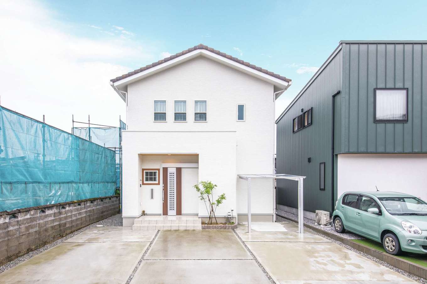 ほっと住まいる【自然素材、間取り、スキップフロア】オレンジの瓦屋根に白い壁が映える外観