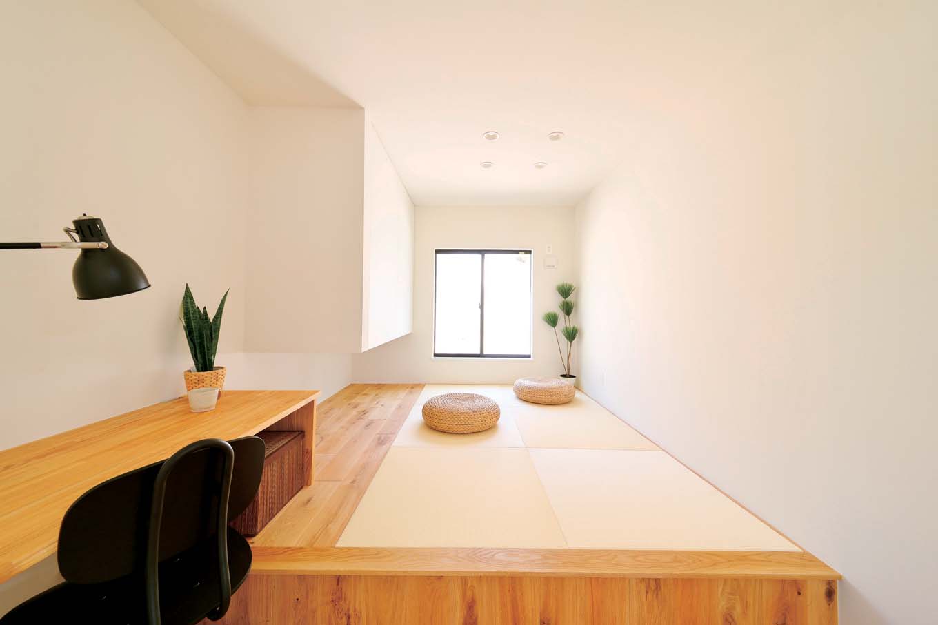 KUREKEN HAUS（榑林建設）【デザイン住宅、省エネ、ペット】LDKとひと続きの和室は、ご主人のワークスペース兼書斎になったり、客間になったり。洋にもなじむ明るいしつらえや広さをもたらす吊り押し入れなど、「こうしたい」を詰め込んだ
