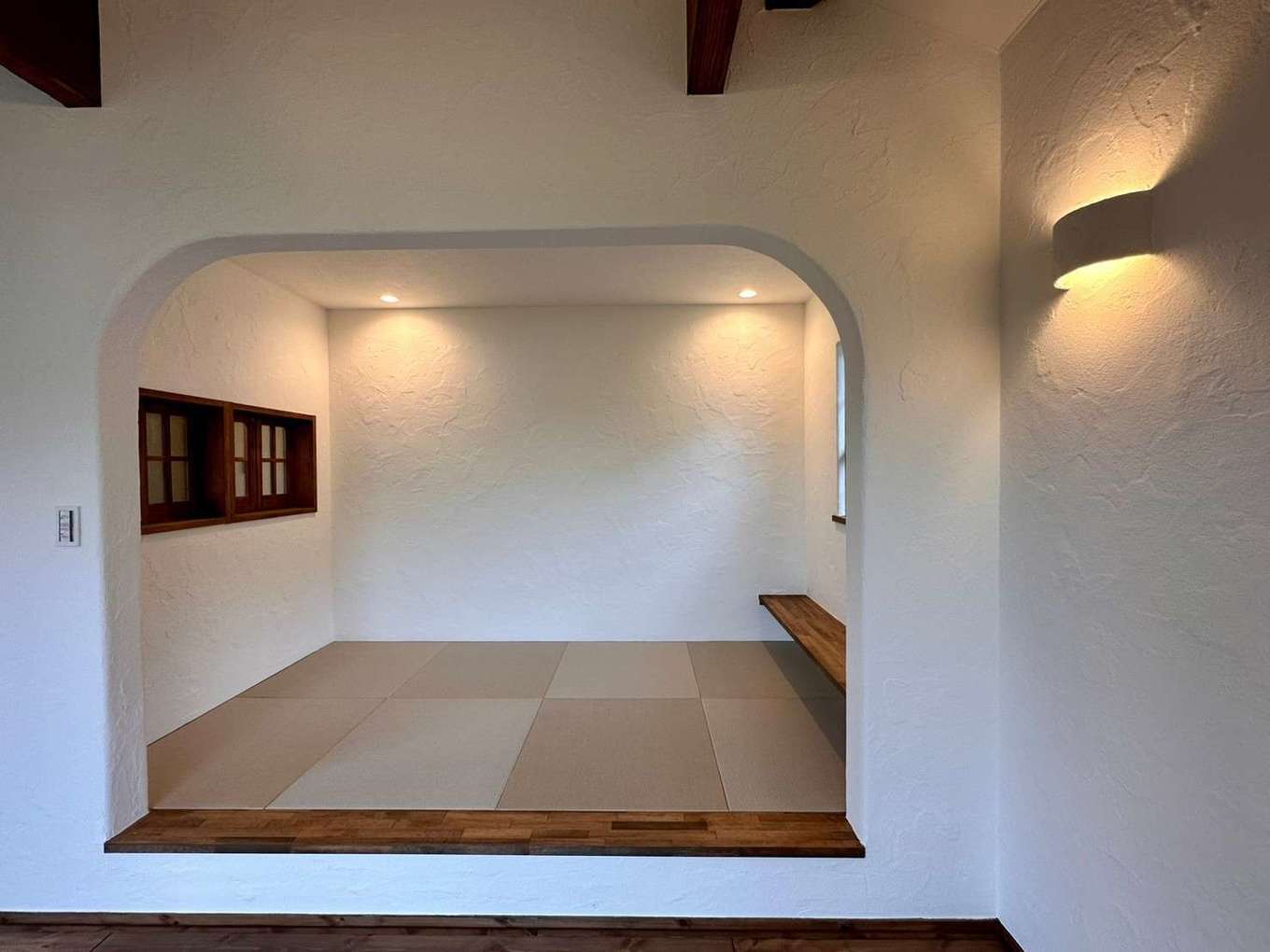 藤田建設（ラフェルム沼津）【デザイン住宅、自然素材、間取り】リビングから続く和室にはアーチの垂れ壁を。洋のアンティークと和の落ち着きが見事に融合した空間

