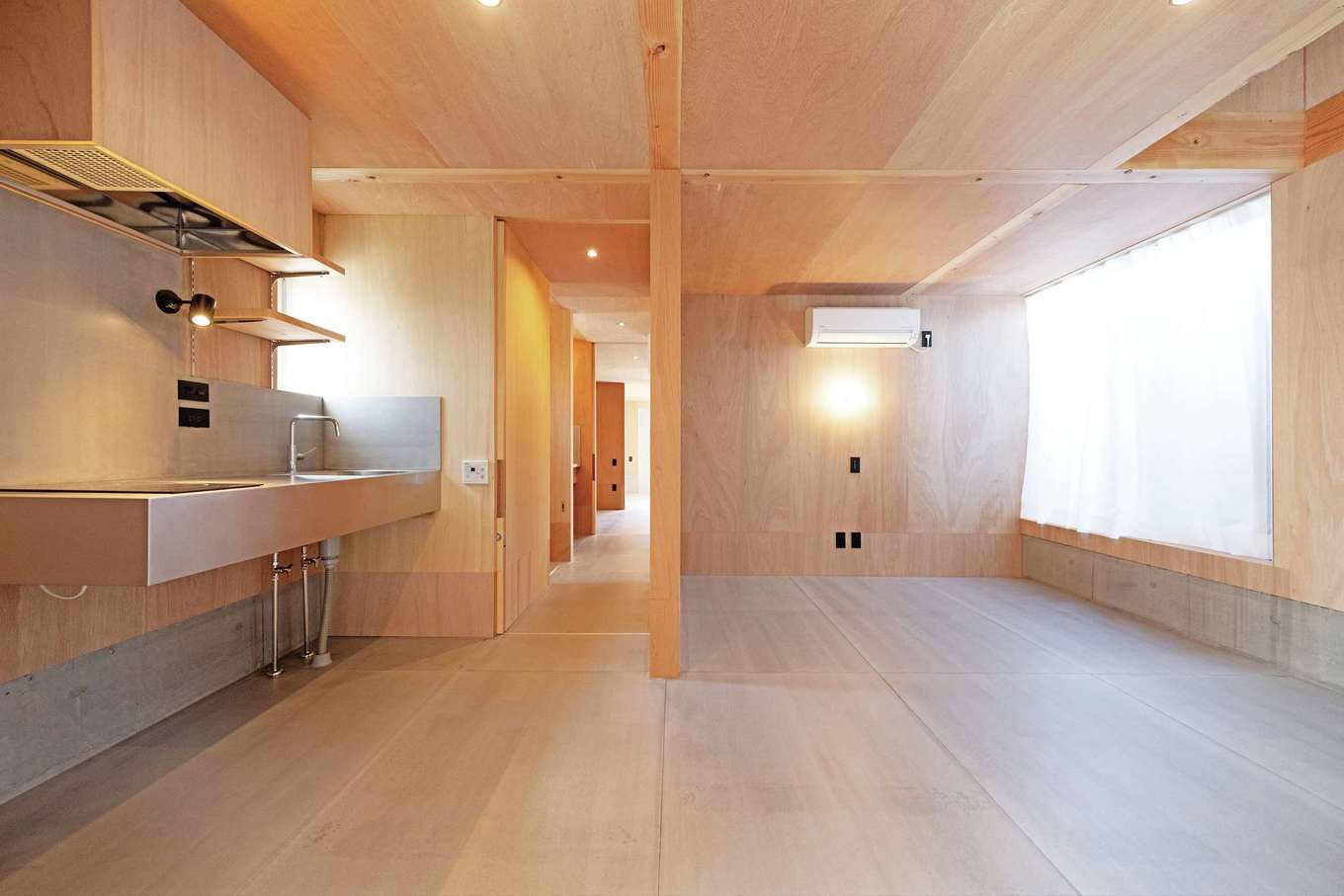 建杜 KENT（大栄工業）【デザイン住宅、狭小住宅、建築家】1階はミニキッチン付きのワンルーム。将来、親の同居を想定しているが、夫婦もいずれ1階だけで生活することもできる