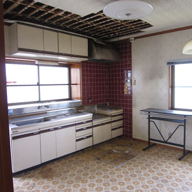 築年数を感じさせる暗いLDK